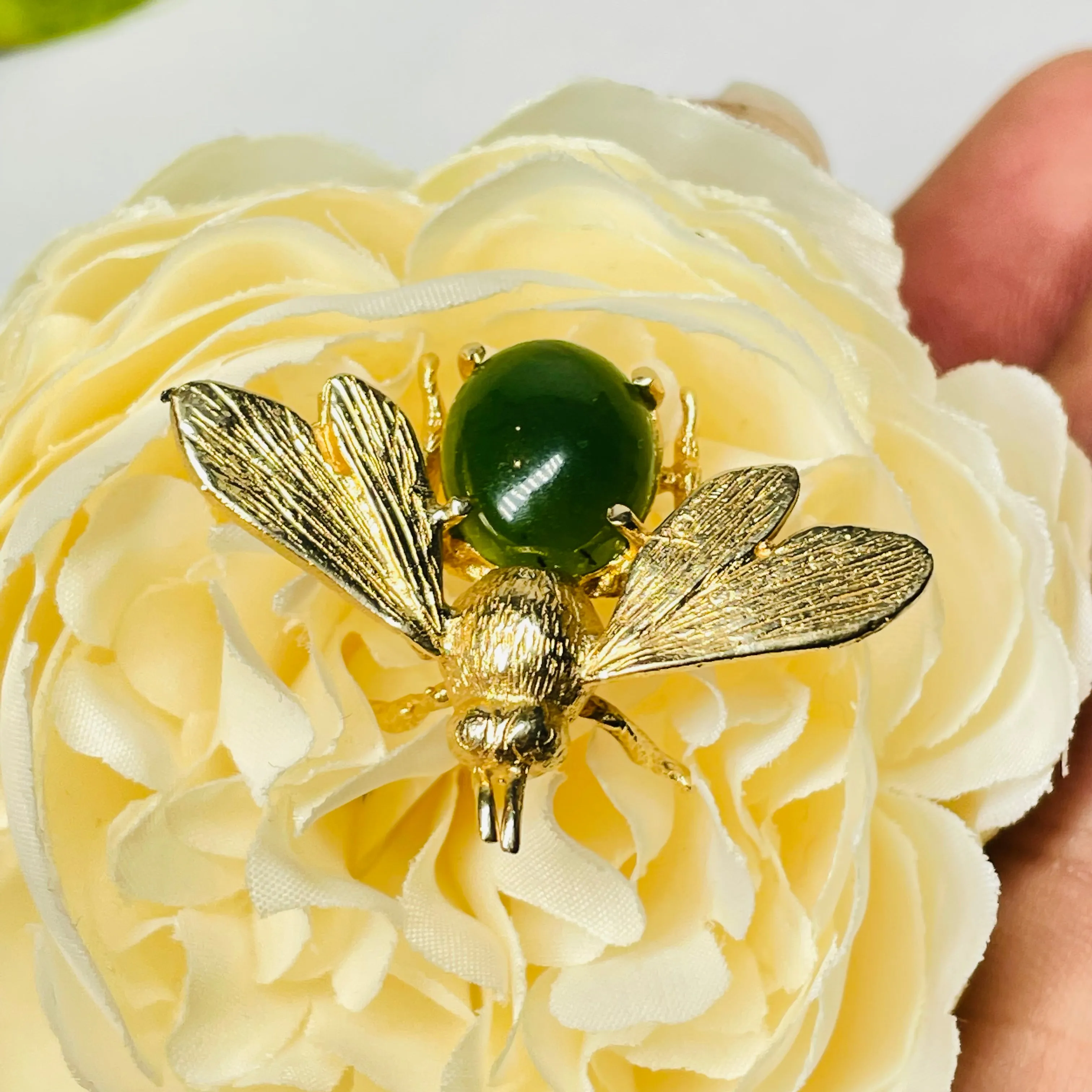 Classic 14K Yellow Gold Jade Bee Brooch