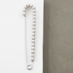 Classic pearl pin