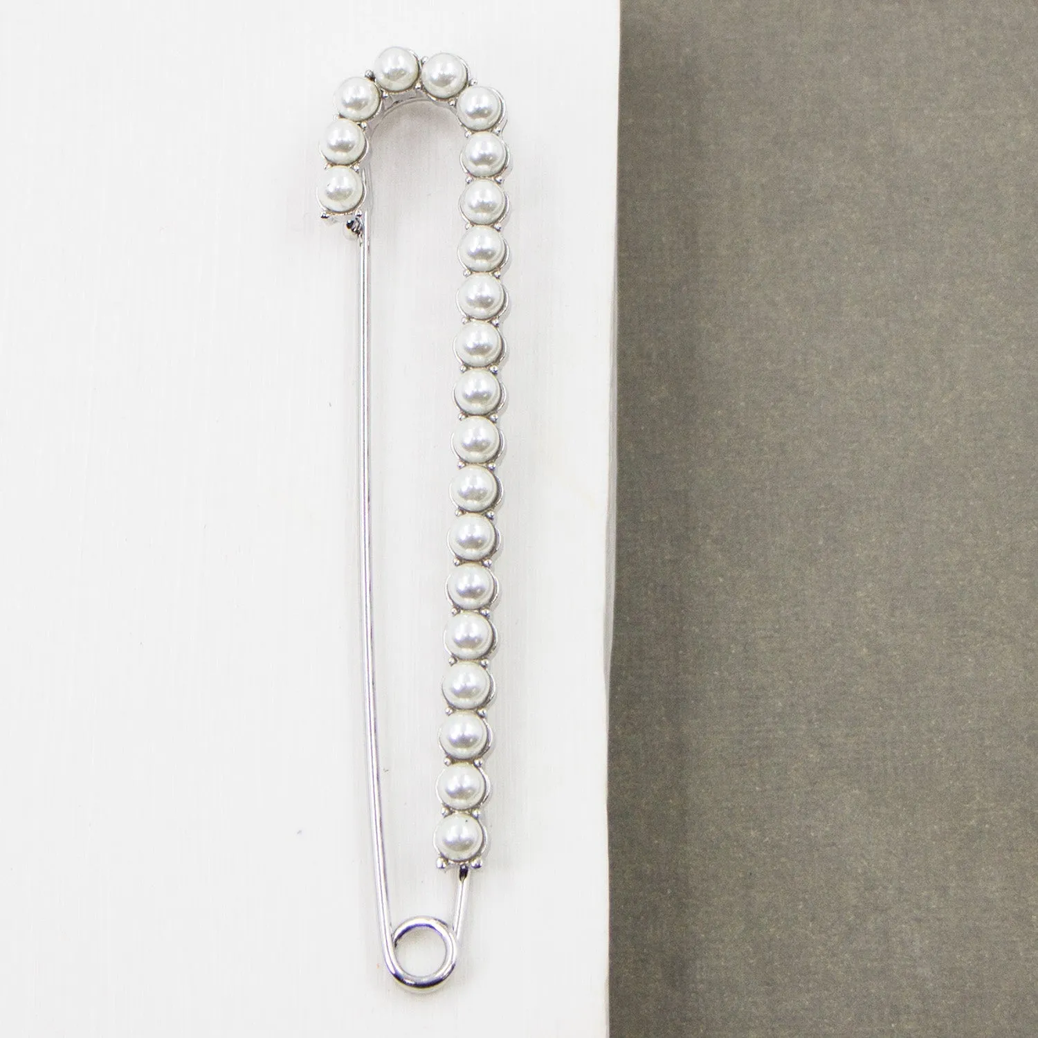 Classic pearl pin