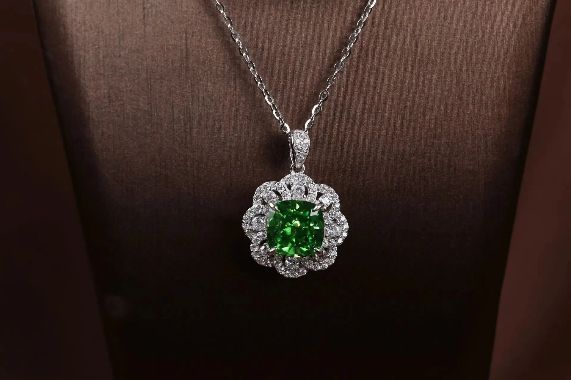 LOVCIA Light Luxury High-grade Emerald Sterling Silver Pendant Necklace for Women