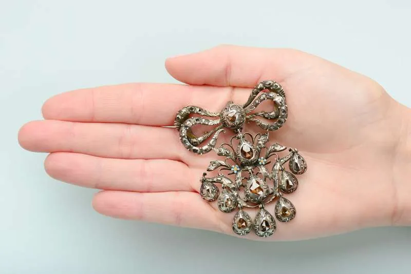 Splendor - Early 18th Century Diamond Bow Pendant