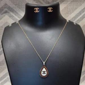 The Chanel brand logo solid pendant with earrings