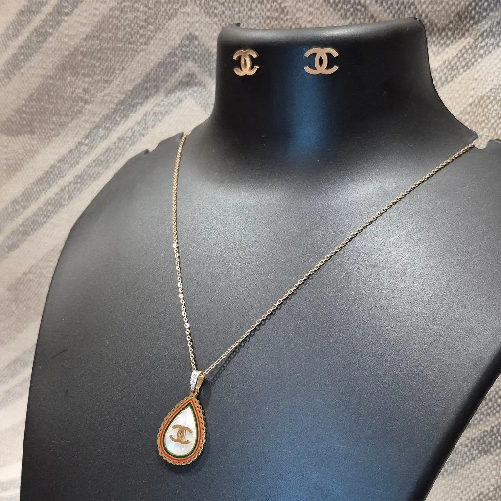 The Chanel brand logo solid pendant with earrings