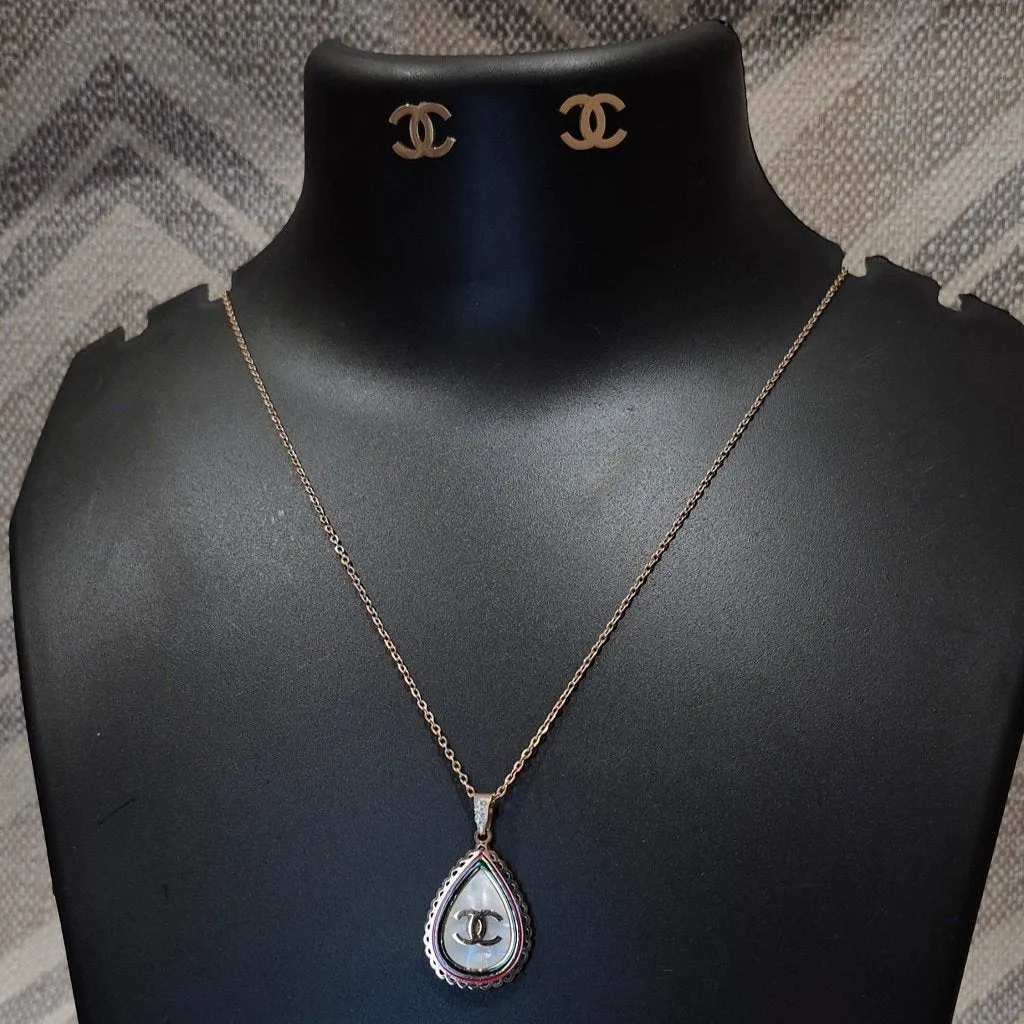 The Chanel brand logo solid pendant with earrings