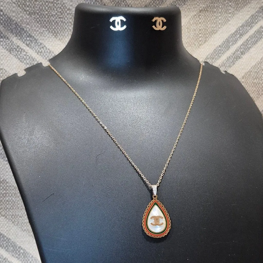 The Chanel brand logo solid pendant with earrings