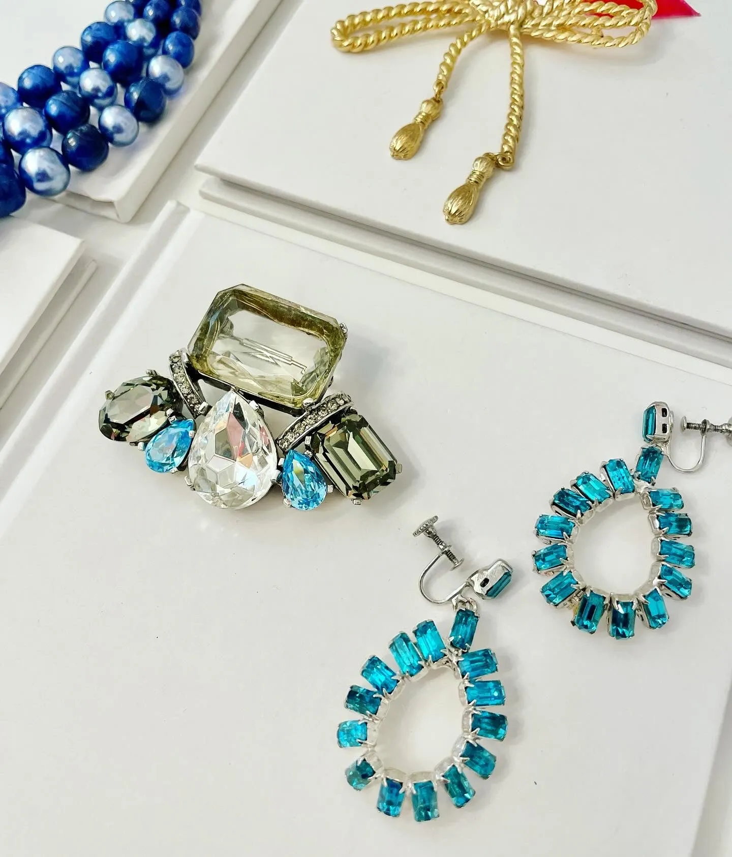 The Socialite and her love of large gemstone brooches! This one is extraordinary...